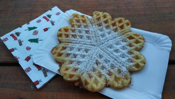 Für Groß und Klein: Frisch gebackene Waffeln mit Zimtpuderzucker