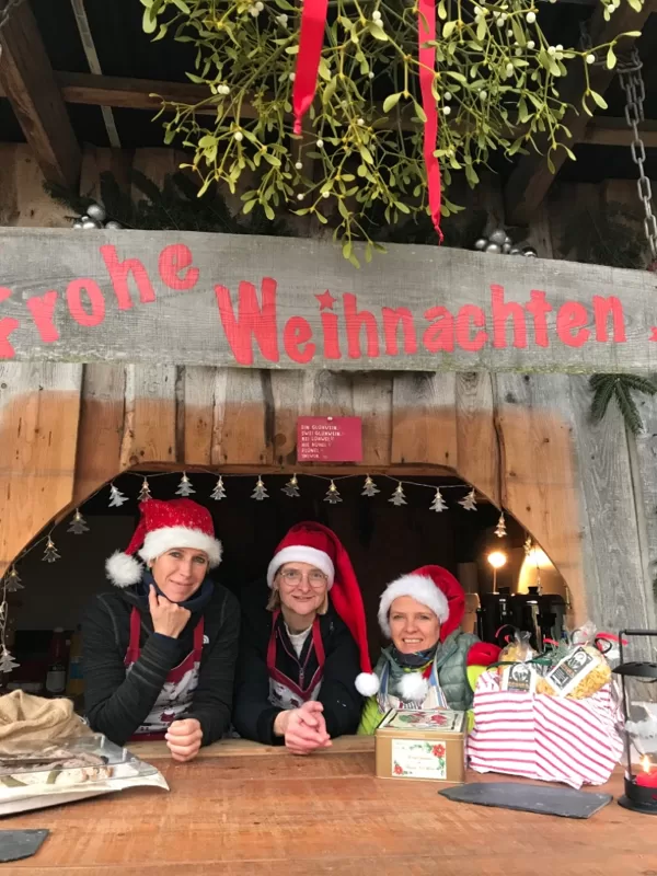An der Glühweinhütte gibt's Speis und Trank :)